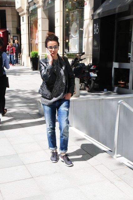 Makyajsz, gzlkl ve hayli bakmsz bir ekilde fotoraflar ekilen oyuncu, telefon ile konutuunu belirtip muhabirlerin sorularna cevap vermedi.