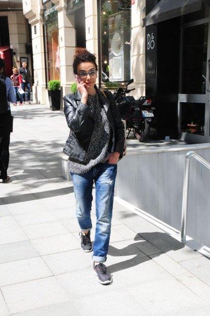 Uzun sredir oyuncu Kerem Alk ile ak yaayan 'Umutsuz Ev Kadnlar' dizisinin yldz Songl den nceki gn Nianta City's alveri merkezinden karken grntlendi.