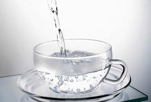 Bir bardak scak su, buzdolabnda souk sudan daha abuk donar.