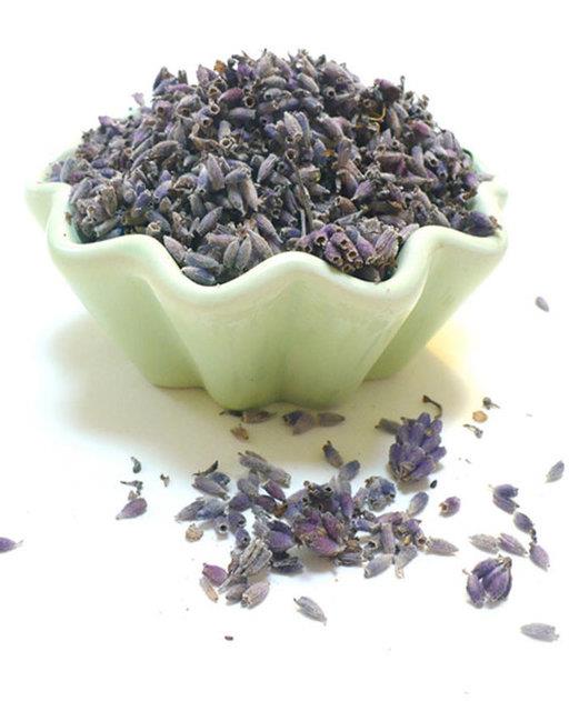 <p><b>Lavanta koklayn</b></p>   Yzyllar boyunca iyiletirici etkisi eitli alanlarda kullanlan lavantann, koklandnda veya ya yasta damlatldnda uyku sknts ekenlere yardmc olduu syleniyor.