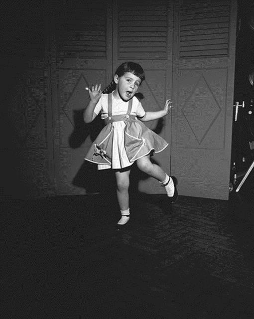 <p><b>Dans edin</b></p>   nl yazar Charles Dickens'n geceleri uyuyamadnda yataktan kalkp kollarn aa yukar hareket ettirerek yrdn biliyor muydunuz?