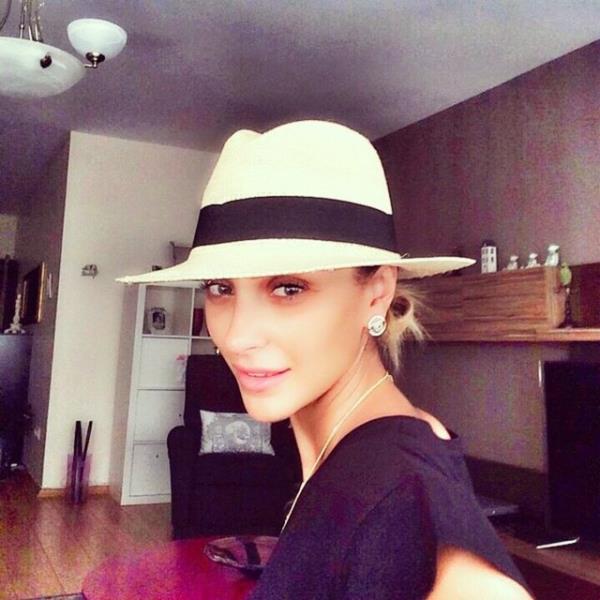 <br>ZGE ULUSOY</br>  Herkese gunaydinnnn Gozlerinizin iciyle gulun insallah hep...Hayirli cumalar