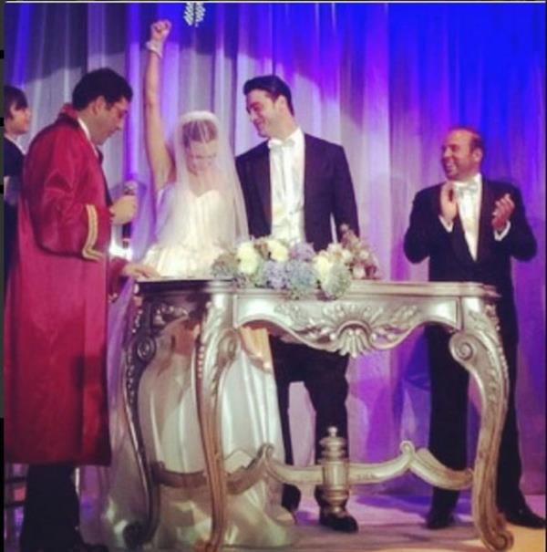 Dizide rol almaya baladktan sonra aralarndaki iliki aka dnen ve evlilik karar alan ift Cuma akam dnya evine girdi.