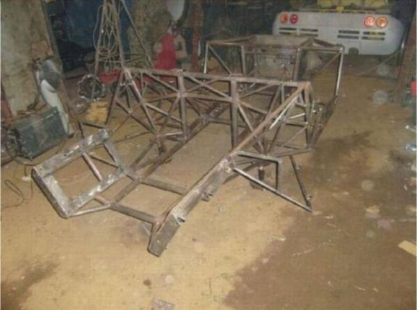 6 saniyede 100 km'ye ulaan otomobilde Audi ve Mercedes'in paralarn da kullandn belirten Mazur, Lamborghini ve Porsche gibi aralar da restore ettiini syledi.