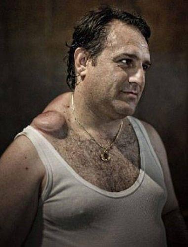 Napoli yaknlarndaki Nola kasabas erkeklerinin boyunlarnda tadklar nasr, onlar iin onur nian gibi.