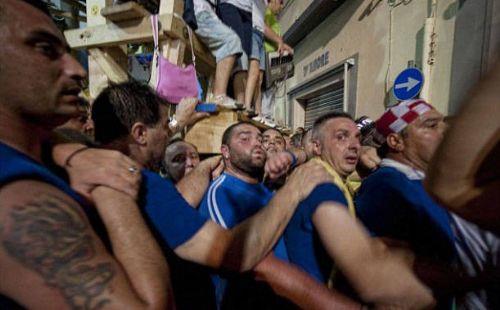 80 metreyi geen uzunlukta 6 ayr kol stnde tanan dev ahap kule, Nola kasabasnda doan ocuklar tayor.