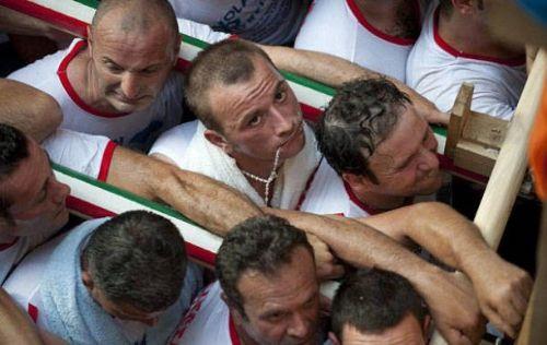 Her yl bu arl omuzlayan erkekler vcutlarnda oluan deformasyonla vnyor.