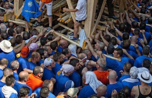 Festival her yl Haziran aynda Napoli ve Nola Kasabas'na onbinlerce turist ekiyor.