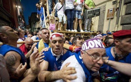 Her yl Haziran aynda dzenlenen Lilies Festivali Nola Kasabas'na onbinlerce turist ekiyor.