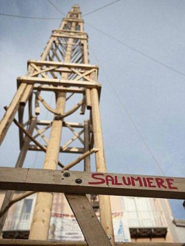 Nolal erkekler festival srasnda 1 tona yakn arlnda ahap bir kuleyi omuzlarnda tayor.