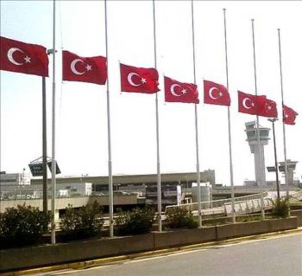 Bir deniz sava��ndan sonra yenilen gemi, galip taraf�n bayra��n� asmak zorundayd�, bunun i�in de kendi bayra��n� yar�ya �ekerek �stte yer b�rak�rd�. G�n�m�zde ise bayraklar� yar�ya indirmek bir sayg� ifadesi olarak kald�