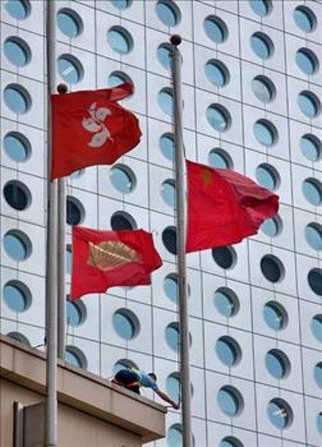 Milletlerin matem g�nlerinde, �nemli devlet adamlar�n�n �l�m�nde, di�er milletlerin de bayraklar�n� yar�ya indirmeleri, mateme kat�lmak anlam�nda uluslararas� bir gelenek haline geldi.