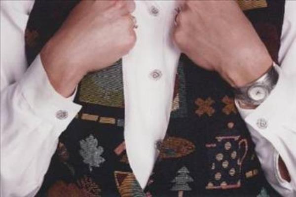 Bu nedenle de erkeklerin d��meleri daima sa�dad�r. Buna kar��n, �o�unlu�u sa� elini kullanan kad�nlar�n d��meleri soldad�r. Giysilerde d��melerin kullan�lmaya ba�lan�ld��� ilk zamanlarda, d��meler hem �abuk k�r�labiliyordu,