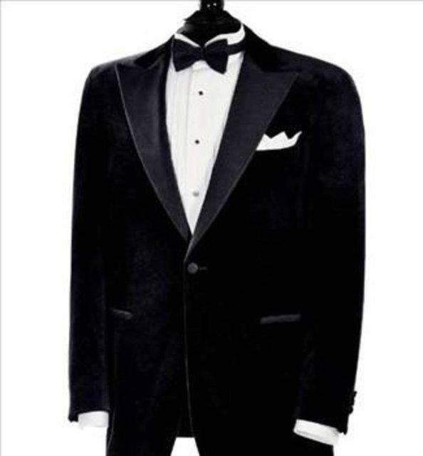 hem de herkesin alamayaca��... kadar pahal� idi.D��me alabilecek zengin kad�nlar da, uzun elbiselerini ancak hizmet�ilerinin yard�m� ile giyebiliyorlard�. Hizmet�iler ise han�mlar�n�n kar��s�nda, onlar�n d��melerini,sa� ellerini kullanarak daha rahat ve daha h�zl� ilikleyebiliyorlard�.