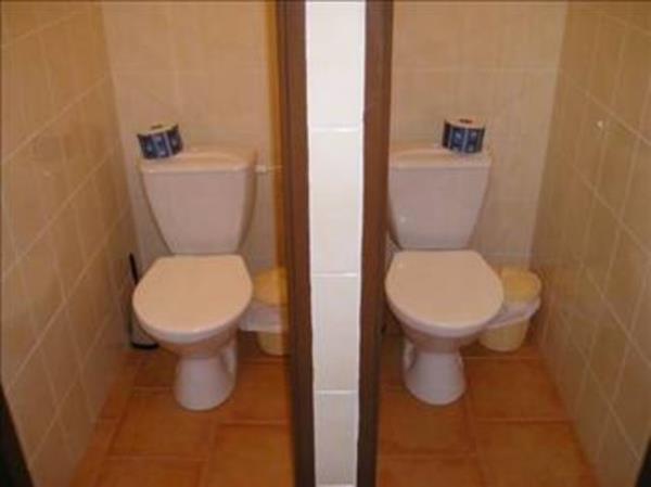 Ancak toplumlar geli�tik�e, k�yler, kasabalar ortaya ��kt�k�a tuvalet ihtiyac�n� kar��lamak i�in daha uzak mesafelere gitme zorunlulu�u do�du. Ayr�ca a��kta b�rak�lan at�klar�n yaratt��� k�t� koku ve hastal�k tehlikeleri de insanlarda...