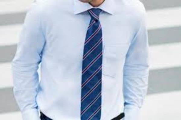 �ok ge�meden bu moda �ngiltere'ye s��rad�. Kravat o zamanlar o kadar y�ksek ba�lan�rd� ki, insanlar v�cudunu d�nd�rmeden etrafa bakam�yorlard�, ama hi� olmazsa k�l�� darbelerine kar�� boynu koruyordu.