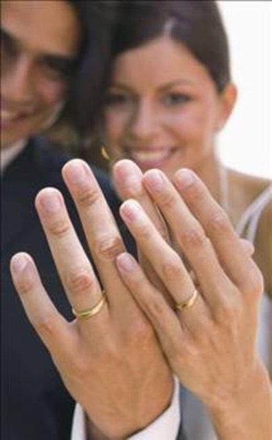 <br><b>Evlilik y�z���n�n anlam� nedir ve neden sol ele tak�l�r? </b></br>  �nsanlar�n evlenince y�z�k takmalar� eski M�s�rl�lar�n inan�lar�na dayan�yor. Milattan 2800 y�l �nce M�s�r'da ya�ayanlar dairenin veya halka �eklindeki cisimlerin...