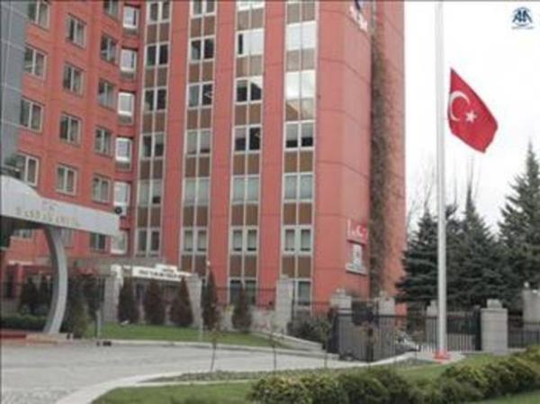 Hangi ulustan olursa olsun denizde birbirinin yan�ndan ge�en gemilerin, ge�i� s�resince bayraklar�m yar�ya indirmeleri gelene�i, sayg�n�n bir ifadesi olarak g�n�m�zde h�l� devam etmektedir.