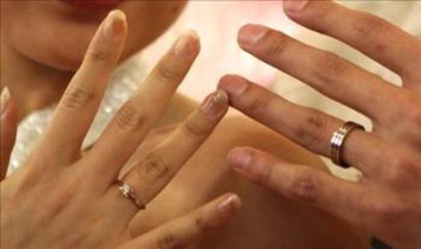 Y�z�k evlili�in sonsuza dek s�rece�ini simgeliyordu. Sonra bu inan� ve adet Romal�lar vas�tas� ile iyice yayg�nla�t�.