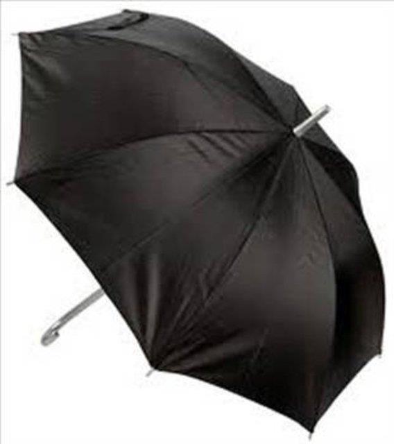 Bir �e�it ya� ile s�vanan siyah �emsiyeler ger�ekten ya�muru hi� ge�irmiyorlard� ama �m�rleri de pek uzun s�rm�yordu. Zamanla daha kaliteli �emsiyeler �retildi, ancak siyah renk su ge�irmezli�in bir garantisiymi� gibi alg�lanmaya devam edildi.