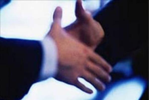 Tokala��rken elleri sallama al��kanl���, elleri daha iyi kavrayarak, rakibin giysisinin i�inden aniden bir silah ��karmas�n� �nlemek i�in ba�lam�� olabilir. Ancak sonralar� dostlu�un bir ifadesi oldu.