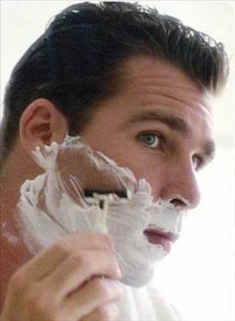 MS. 14. y�zy�lda �imdiki usturan�n ilkelleri ortaya ��kmaya ba�lad�, ama erkeklerin ac�l� ve kanl� t�ra� derdi 20. y�zy�l�n ba�lar�na kadar devam etti. King Camp Gillette (jilet) ABD'de 1901 y�l�nda ilk iki tarafl� jileti ke�fetti.