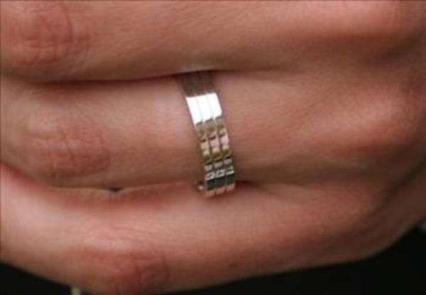 Evlilik y�z���n�n sol ele ve sondan bir �nceki parma�a tak�lmas�n�n sebebi ise modern t�bb�n geli�mesinden �nceki devirlere ait yanl�� bir insan anatomisi bilgisidir.