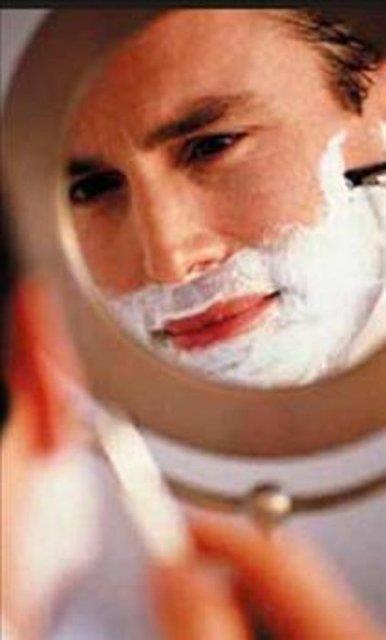 Daha sonra eski bir k�l�� �reticisi olan Wilkinson firmas� da t�ra� b��a�� �retimine ge�ti ve bu ikili g�n�m�ze kadar piyasan�n devleri olarak geldiler.