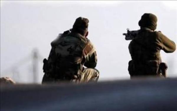 Britanya ordusundan Hary Lumsden �ngiliz askerlerinin beyaz �niformalar� nedeni ile kolay hedef olduklar�n� fark edince, �niformalar�n �zerine toz ve �amur s�rerek ve biraz da �ay ile boyayarak renklerini g�lgeli kahverengine d�n��t�rm�� -