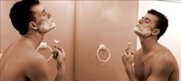 G�n�m�zde ke�fedilen baz� ilkel kabilelerde �akmakta��n�n bu ama�la kullan�ld��� ger�ekten de g�r�lmektedir. M�s�r'da a��lan mezarlarda eski M�s�rl�lar�n M.�. 4. y�zy�lda sakal kesmek i�in kulland�klar� alt�n ve bak�r aletler bulunmu�tur.