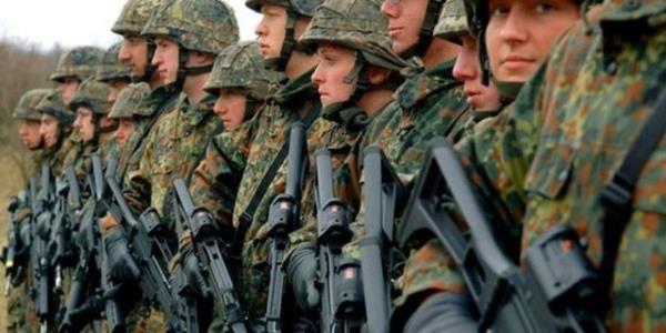 ve giysilerin rengini araziye uydurmaya �al��m��t�r.