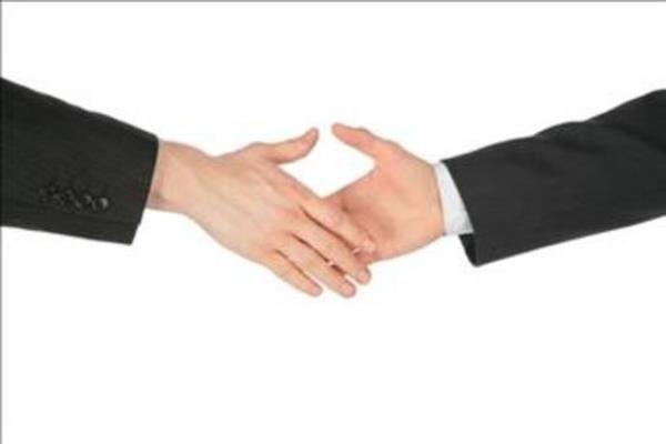 <br><b>�nsanlar ni�in tokala��yorlar?</b></br>  �ok eski �a�larda, t�m erkekler bir silah ta��yor ve �o�unlu�u da bu silah� sa� eli ile kullan�yordu. Bir erkek di�erine dost oldu�unu, elinde silah bulunmad���n� g�stermek i�in...