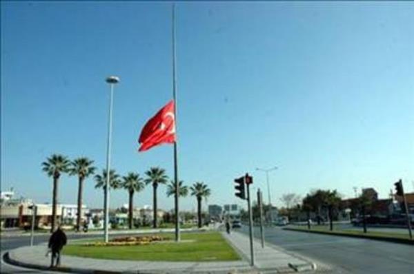 <br><b>Matemde bayraklar ni�in yar�ya indirilir? </b></br>  Eski deniz sava�lar�n�n oldu�u devirlerde her bir sava� gemisinin dire�inin tepesinde dalgalanan kendine �zg� renkli bir bayra�� vard�.