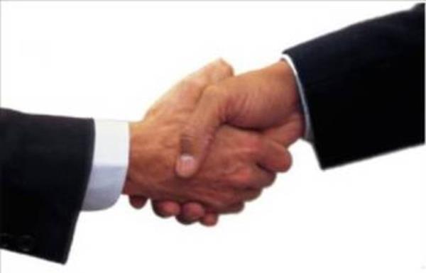 bo� sa� elini uzat�yor, di�eri de ayn� �eyi yap�yordu. Ama her iki taraf da kendini emniyete almak, di�erinin aniden silah �ekmesine mani olmak i�in, birbirlerinden emin olana kadar, birlikte ellerini hafif�e s�karak duruyorlard�.