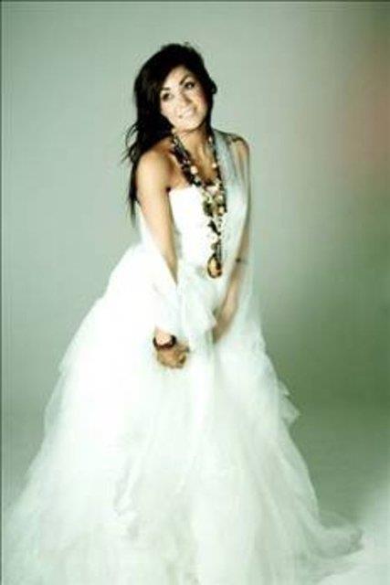 Beyaz gelinlik adetinin yayg�nla�mas� 16. y�zy�lda olmu�tur. Bu y�llarda kraliyet ailesi gelinlerinin g�m��i renkte gelinlik giymeleri gelenekti.