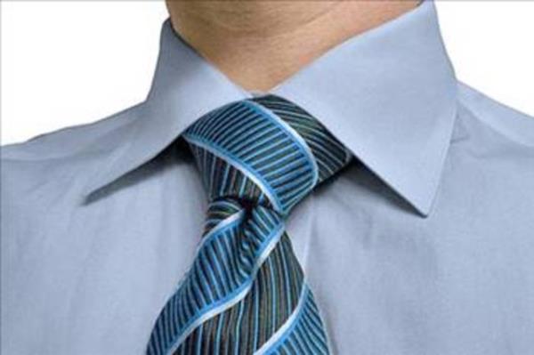 Bu mendiller Romal�lar devrinde hatiplerin, ses tellerini s�cak tutmak i�in bo�azlar�na sard�klar� mendillere benziyordu. Kral �ok be�endi ve kendisi de krall�k kravatlar� takan bir alay kurdu. Kravat kelimesi de H�rvat anlam�ndaki 'Croat'tan t�redi.