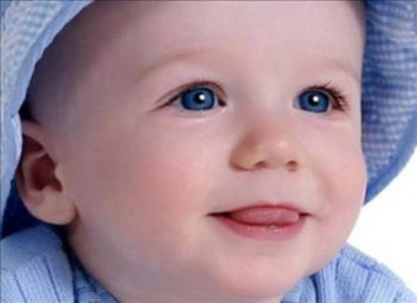 O zamanlarda, s�lalenin devam� i�in, erkek bebeklerin �nemi daha fazla oldu�u i�in, �eytan korkar da gider diye, erkek bebeklerin ve k���k erkek �ocuklar�n giysilerinin mavi olmas� adet haline geldi ve y�zy�llar boyunca devam etti.