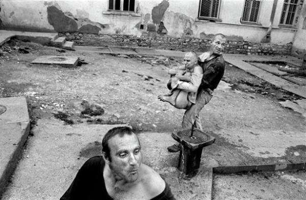 Kosova ve S�rbistan�da sava��n ard�ndan 1999 - 2002 y�llar� aras�nda ak�l hastanelerinde �ekilen bu foto�raflar t�yler �rpertecek kadar kuvvetli...