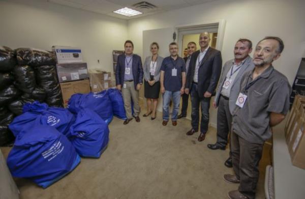 Oy verme i�lemlerinin ard�ndan oylar Y�ksek Se�im Kurulu (YSK) talimatlar� �er�evesinde parti temsilcilerinin de nezaretinde m�h�rl� �uvallara konularak Sand�k Saklama ve Ula�t�rma Komisyonu'na teslim edilecek.