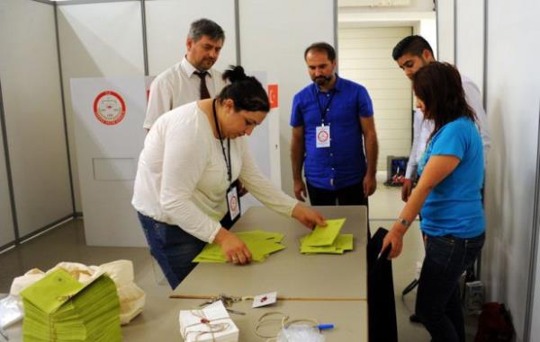 Almanya'da 1 milyon 400 bin se�menden 113 bin 606's� oy kulland�. Hollanda'da ise 240 bin T�rk'ten 17 bin 295'i vatanda�l�k g�revini yerine getirdi.