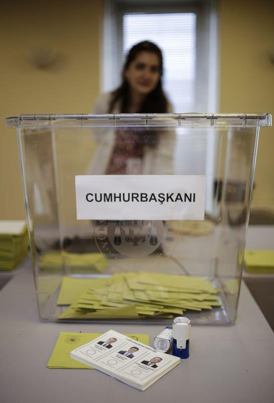 Kopenhag B�y�kel�isi Mehmet D�nmez, tatil d�nemi olmas� nedeniyle vatanda�lar�n �nemli bir k�sm�n�n T�rkiye'de olmas�, randevu sistemindeki baz� sorunlar, n�fusun �lke genelinde da��n�k olmas� ve buna ba�l� olarak Kopenhag'a geli�in maliyetli olmas� gibi �e�itli nedenlerin kat�l�m�n d���k olmas�na neden oldu�unu s�yledi.