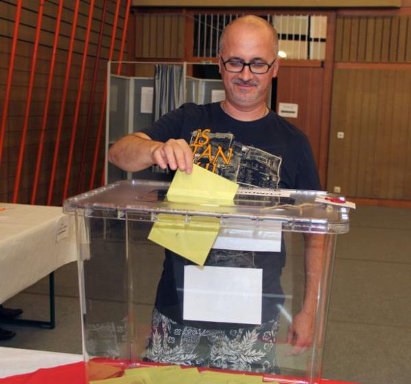 "Ma�a 7 bin ki�i gitti ancak oy kullanmaya gelenlerin say�s� bin civar�nda kald�. Demek ki isteyince gidilebiliyor" dedi. B�y�kel�i D�nmez, randevu alanlar�n da baz�lar�n�n oy kullanamad���n� ancak 40-50 kadar ki�inin de randevu al�rken son onayla tu�una basmad��� i�in randevu ald���n� sand���n� ancak i�lem bitmedi�i i�in ba�ka bir g�ne verildi�ini kaydetti.