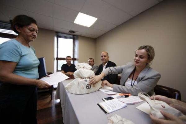 Bu mazeretlerinde vatanda�lar�n hakl� olabilece�ini ancak d�n Kopenhag'da oynanan Fenerbah�e'nin haz�rl�k ma��na 6-7 bin ki�inin gitti�ine dikkati �eken D�nmez, �unlar� kaydetti: