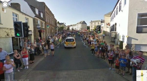 Street View iin grnt kaydeden aralar zaman zaman saldrya urasa da baz noktalarda byk bir trenle karlanyor.