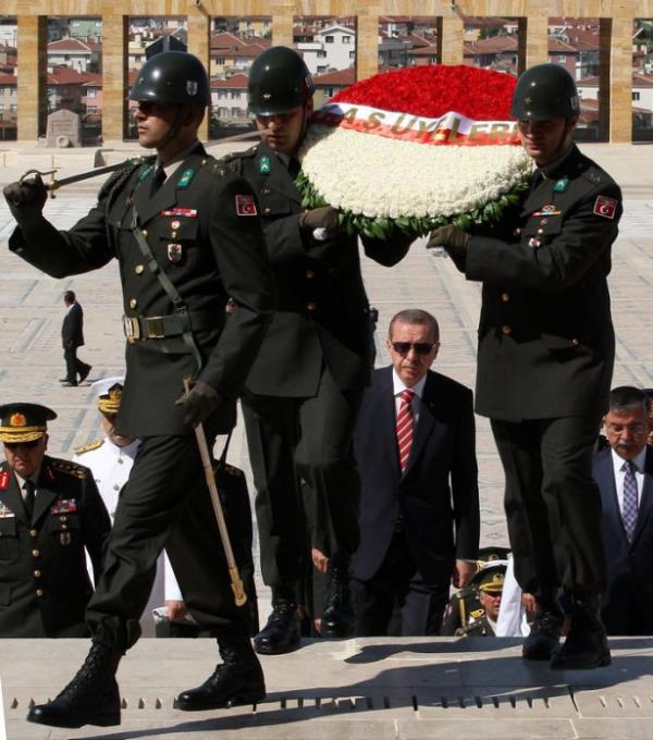 �ura �yeleri, Erdo�an'�n ba�kanl���nda, �zerinde "YA� �yeleri" yazan �elenk e�li�inde, Aslanl� Yol'dan y�r�d�.