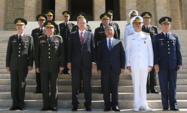 Y�ksek Askeri �ura �yeleri, Erdo�an ba�kanl���nda An�tkabir'i ziyaret etti. YA� �yeleri ve Erdo�an, ilk kez hat�ra foto�raf� �ektirdi.