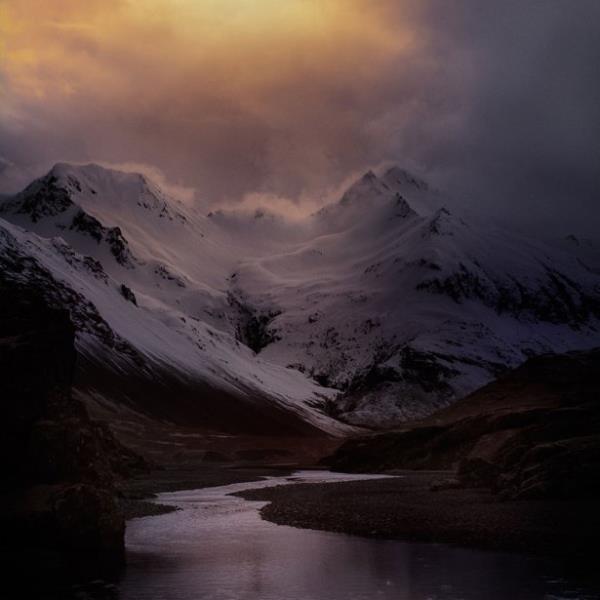 "Mavi �zlanda"  olarak adland�rd��� bu �arp�c� foto�raflar , karamsar bir atmosfer ve dramatik ayd�nlatma ile daha fazla g�ze hitap ediyor. ��te o karelerden baz�lar�...