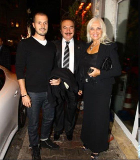 Orhan Gencebay'n olu Gkhan Gencebay, 3 bin lira deerindeki pembeli, boncuklu ayakkabsn Instagram'da paylat.