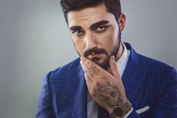 Dvmeleriyle dikkat eken Tatlses, babas brahim Tatlses'ten de destek gryor.