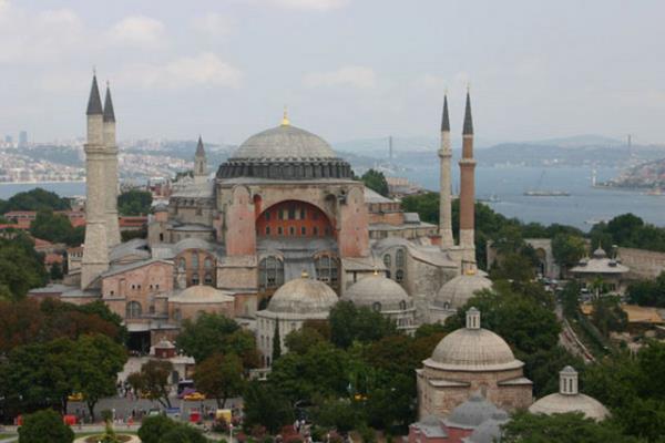 Dnyann nde gelen turizm sitelerinden biri olan TripAdvisor.com kullanclar Trkiye'nin en iyi mzelerini seti.  <p><b>Ayasofya Mzesi</b></p>